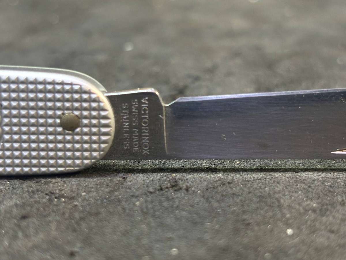 VICTORINOX SWISS POCKET KNIFE