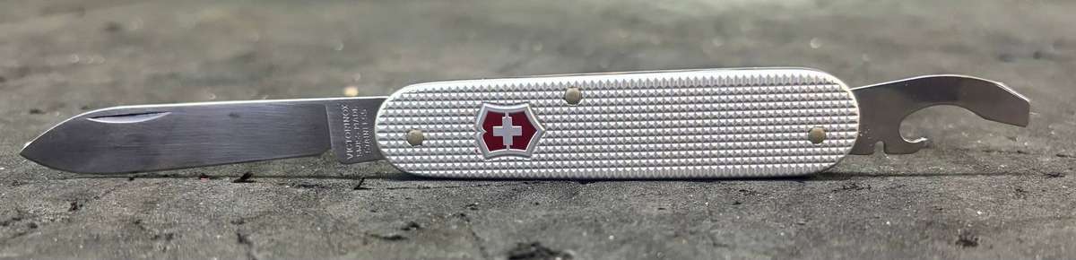 VICTORINOX SWISS POCKET KNIFE
