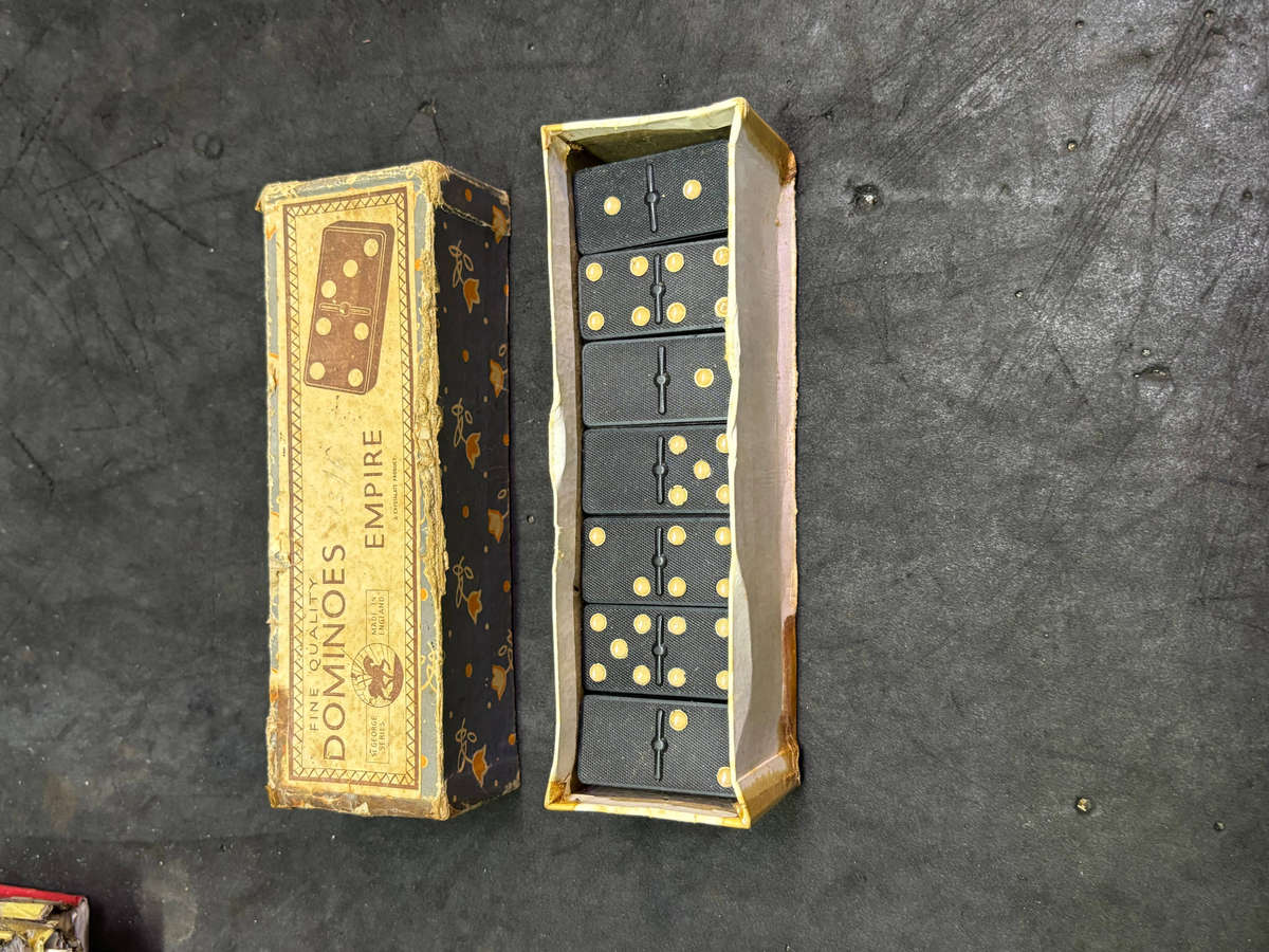 DOMINOES EMPIRE COLLECTORS PIECE