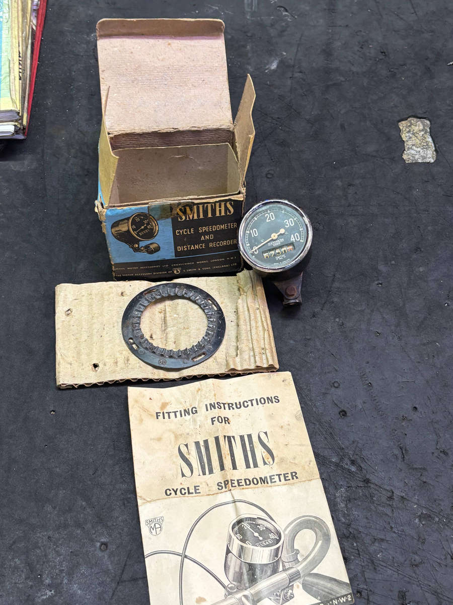 SMITHS CYCLE SPEEDOMETER. AND DISTANCE RECORDER COLLECTORS PIECE