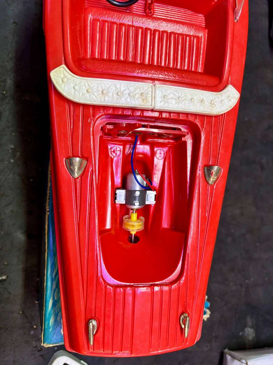 COLLECTORS MOBIL ELECTRIC SPEEDBOAT