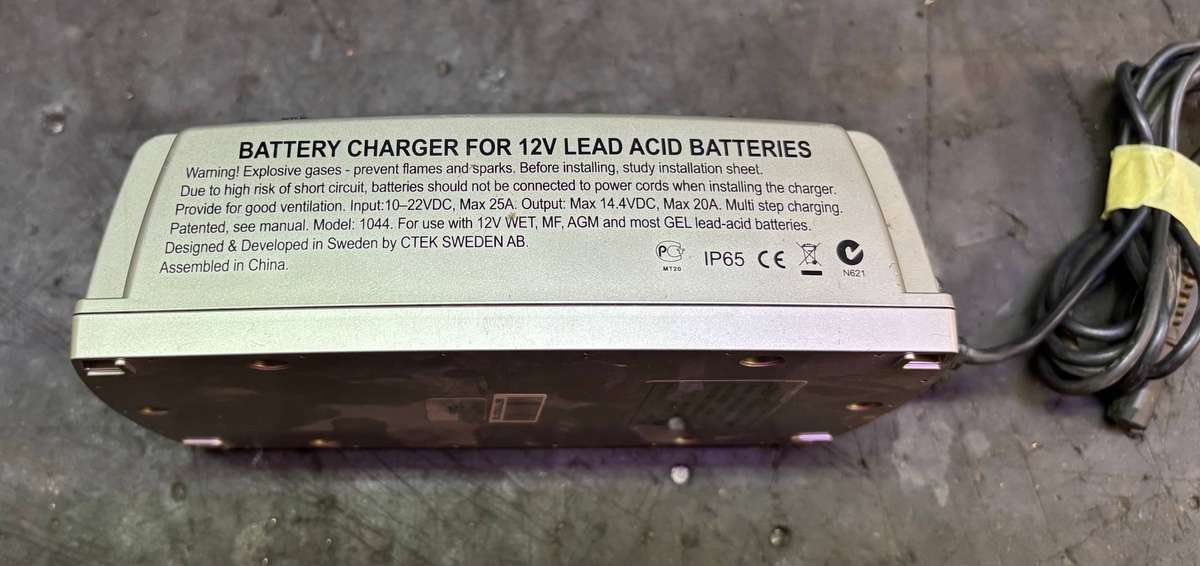 CTEK D250 DUAL AXILLARY BATTERY CHARGING UNIT