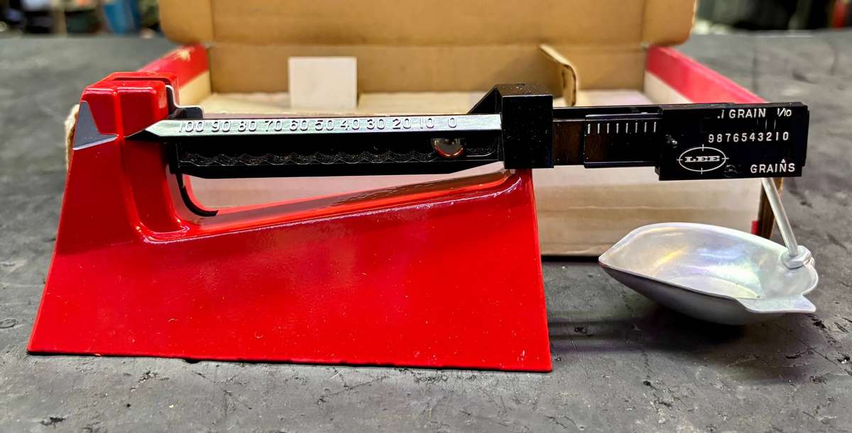 LEE POWDER SCALE IN BOX