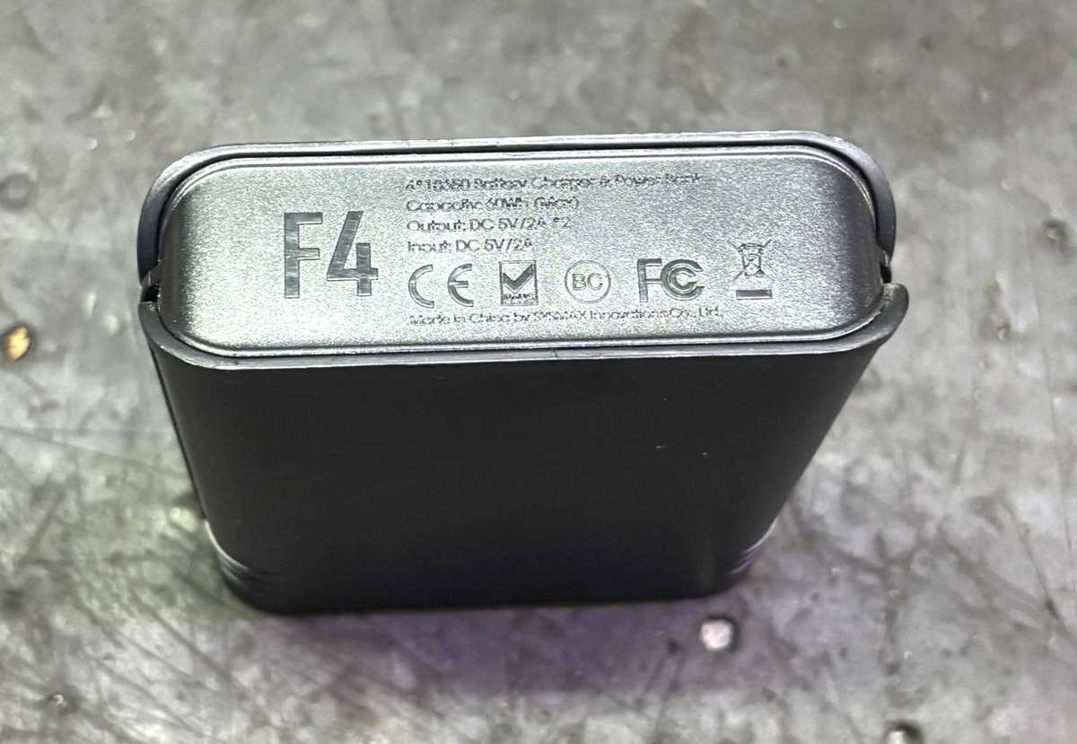 NITECORE F4 FLEXIBLE BATTERY CHARGER & POWER BANK