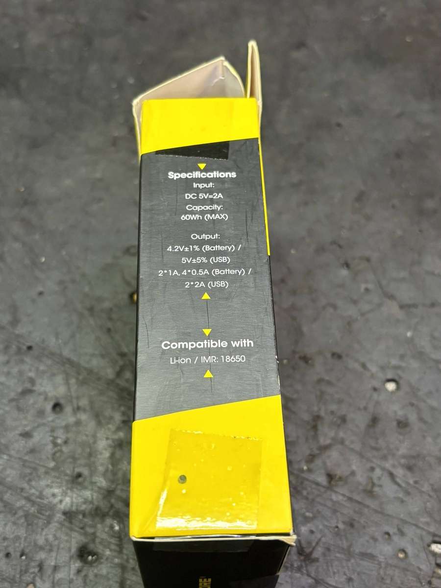 NITECORE F4 FLEXIBLE BATTERY CHARGER & POWER BANK