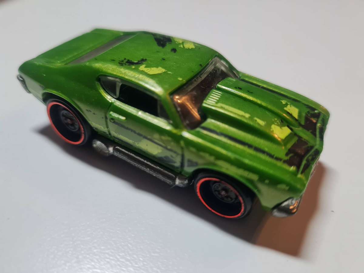 Lot 5 - HOT WHEELS MATTEL 2004 '69 Chevelle