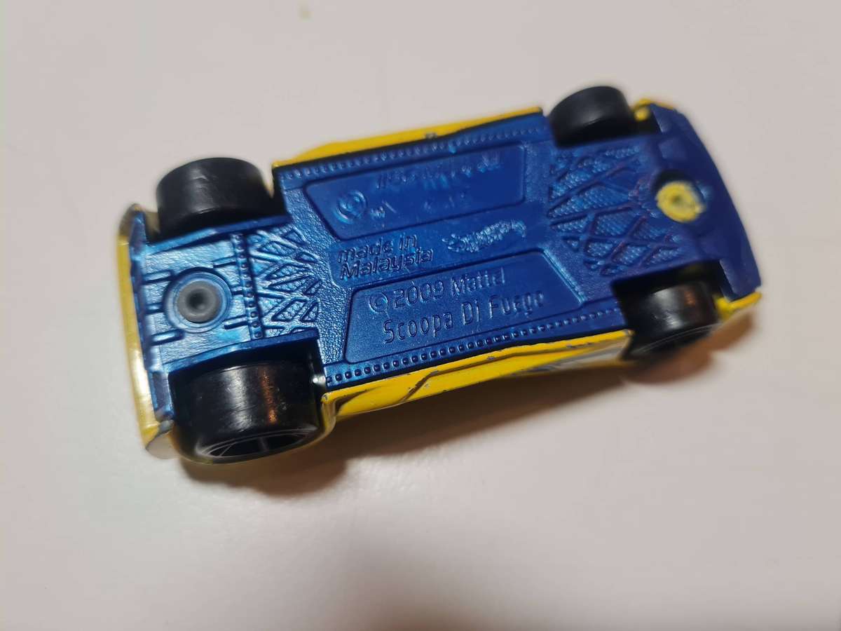 Lot 5 - HOT WHEELS MATTEL 2009 SCOOPA Di FUEGO