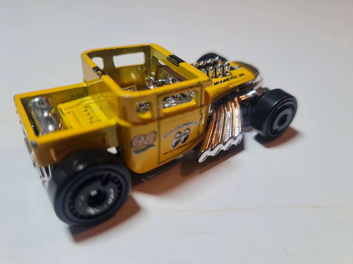 LOT 5 - HOT WHEELS MATTEL 2005 Bone Shaker