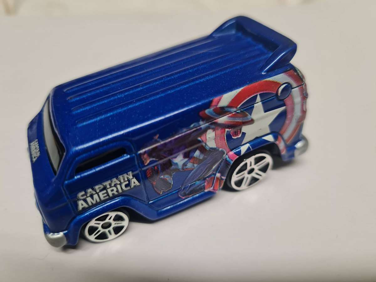 LOT 5 - MAISTO CAPTAIN AMERICA