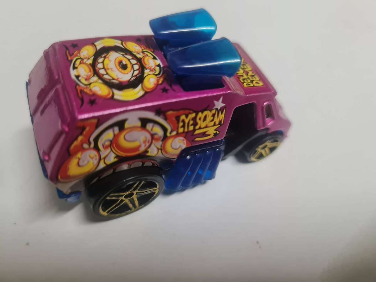 LOT 8 - HOT WHEELS COOL-ONE