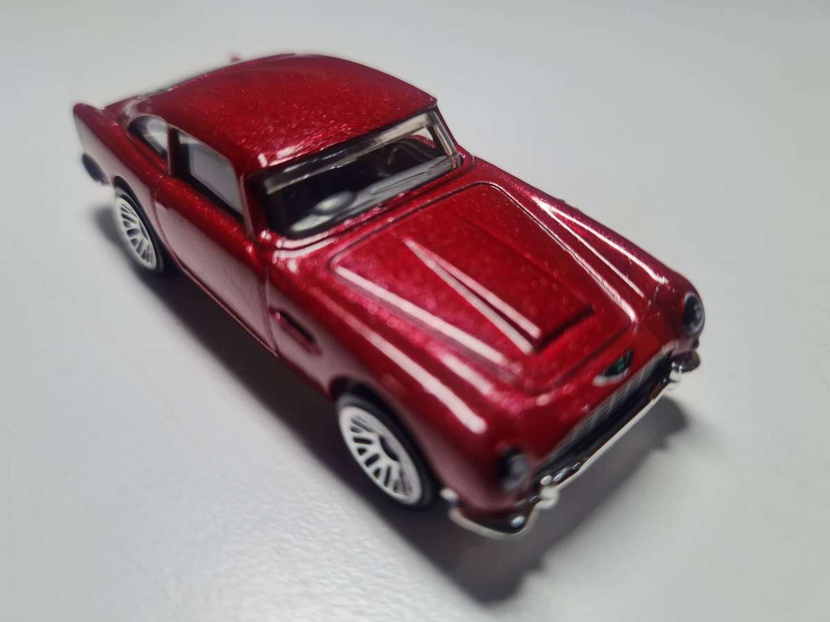 Lot 12 - HOT WHEELS ASTON MARTIN 1963 DB5