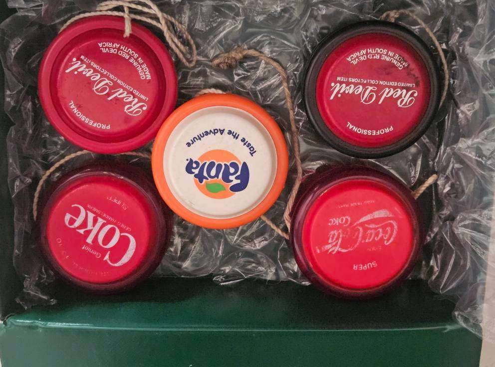 RUSSEL YOYOS X 5 ONE IS ENGLISH AND AFRIKAANS 1 X THE FANTA YOYO IS A REPRODUCTION.