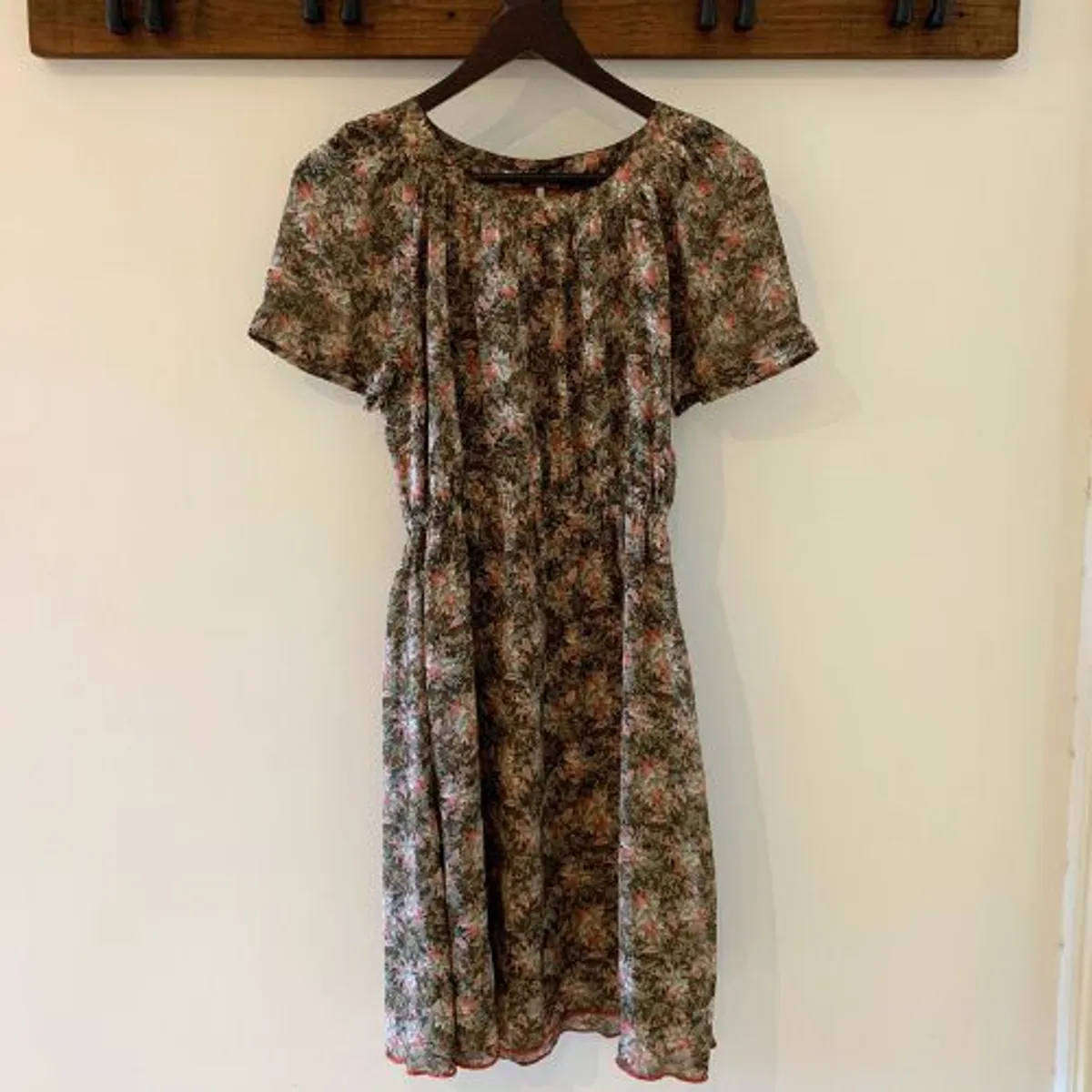 Floral Tailor-Made Dress  Knee Length  Size M (Estimated)  Lightweight