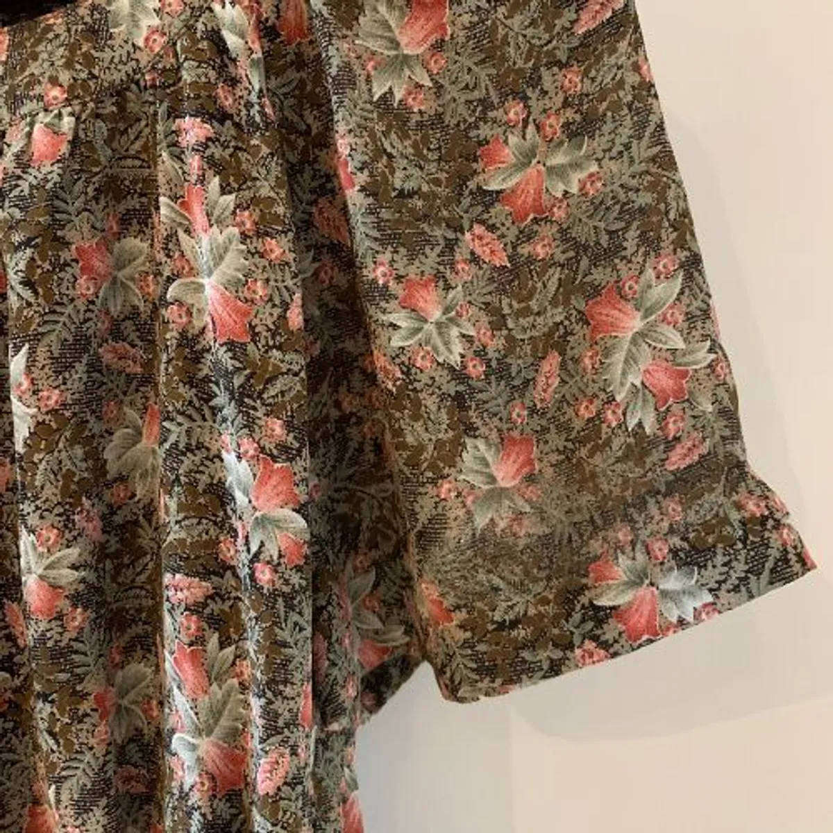 Floral Tailor-Made Dress  Knee Length  Size M (Estimated)  Lightweight