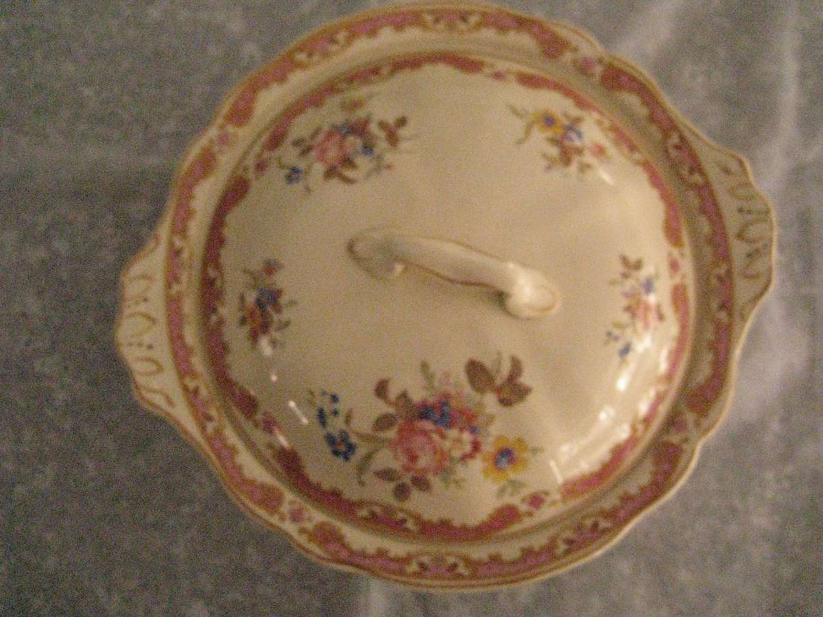 JOHNSON BROS "VICTORIAN" SERIES PATTERN LARGE BOWL WITH LID