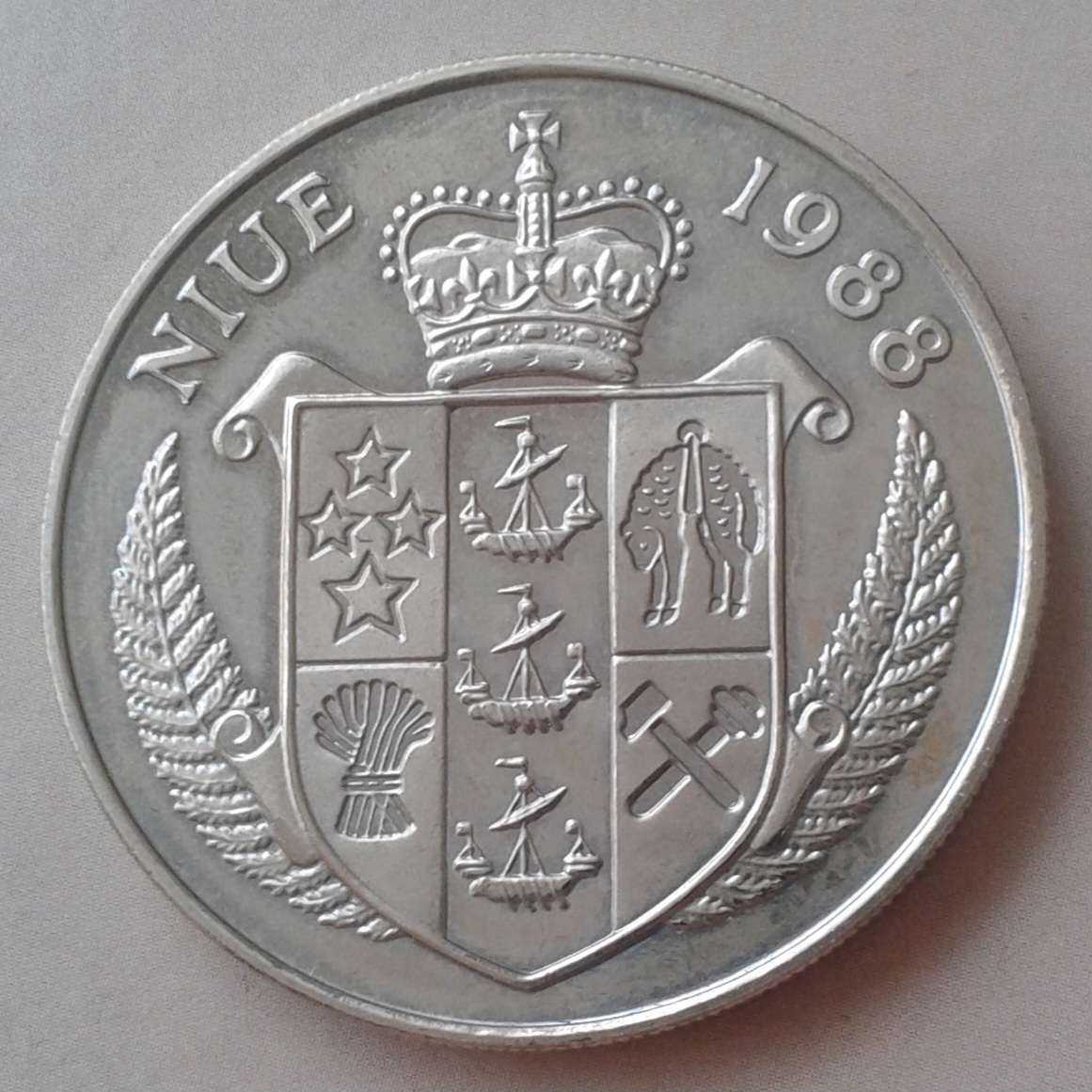 1988 Niue Islands uncirculated 5 Dollars in case (JFK)