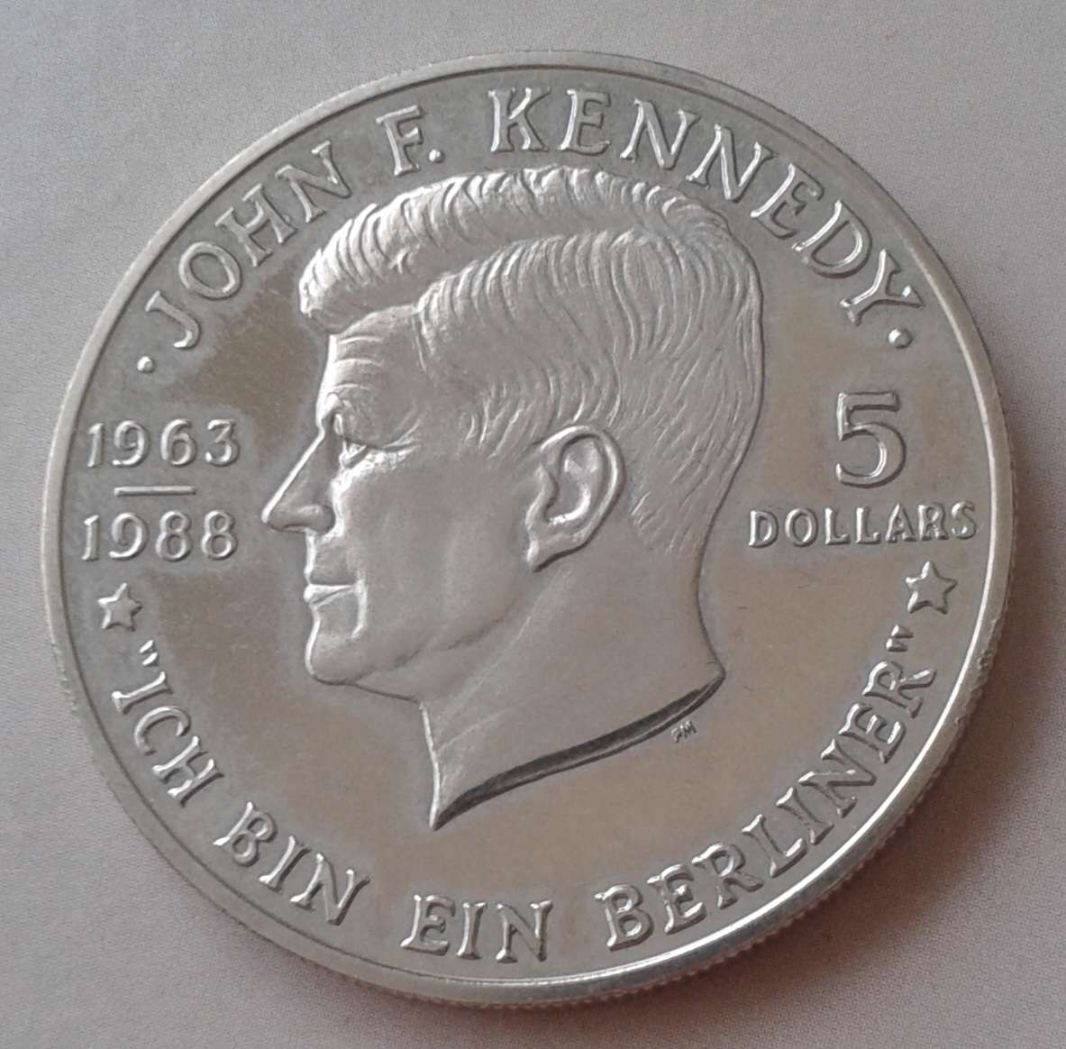 1988 Niue Islands uncirculated 5 Dollars in case (JFK)