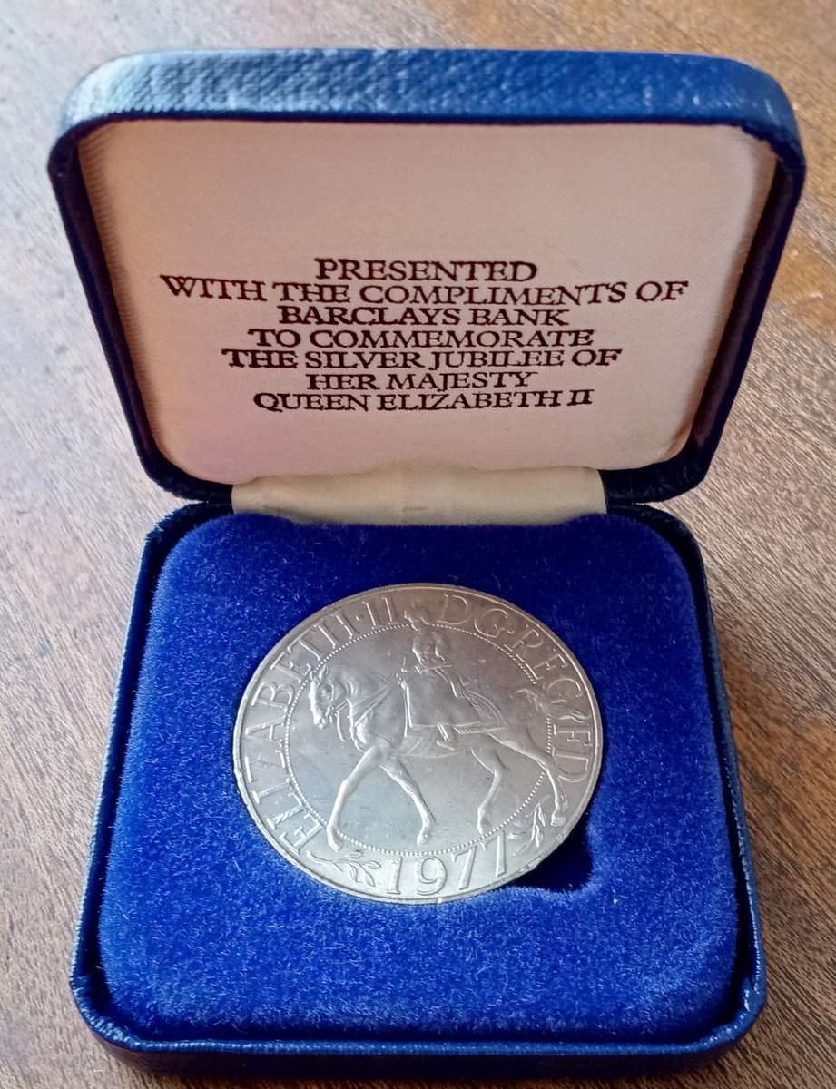 1977 Elizabeth nickel crown in box