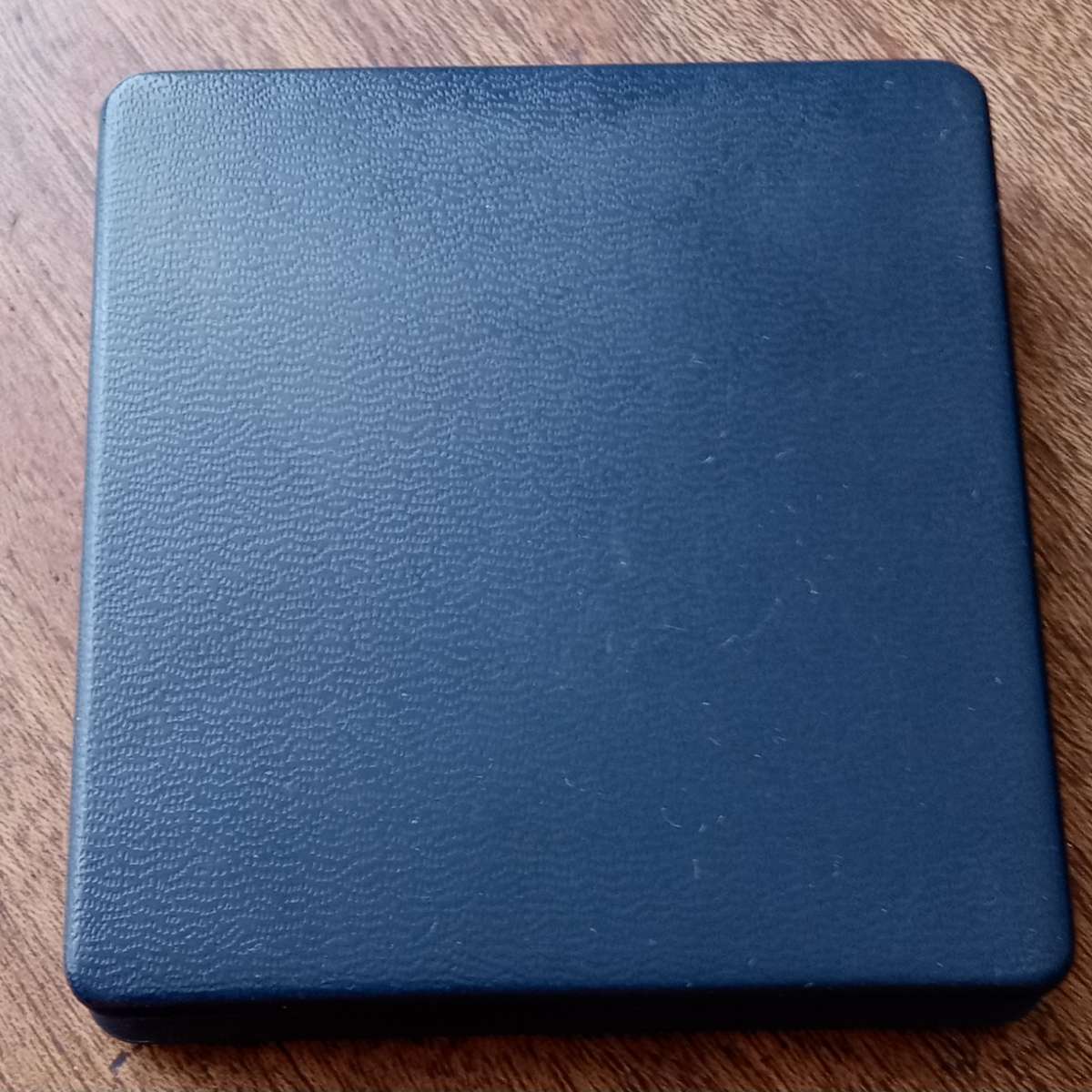 1988 Niue Islands uncirculated 5 Dollars in case (JFK)