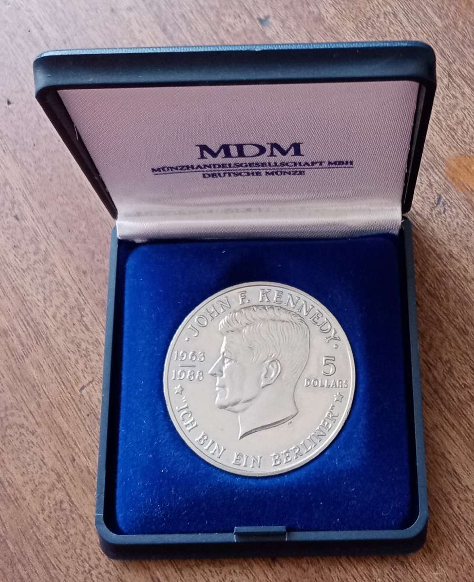 1988 Niue Islands uncirculated 5 Dollars in case (JFK)