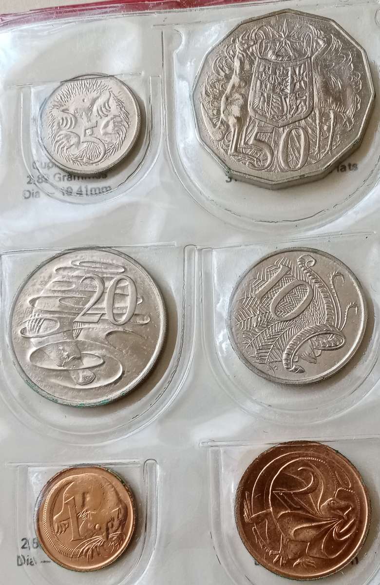 Nice 1980 Australia uncirculated set in red wallet (Wildlife on coins)