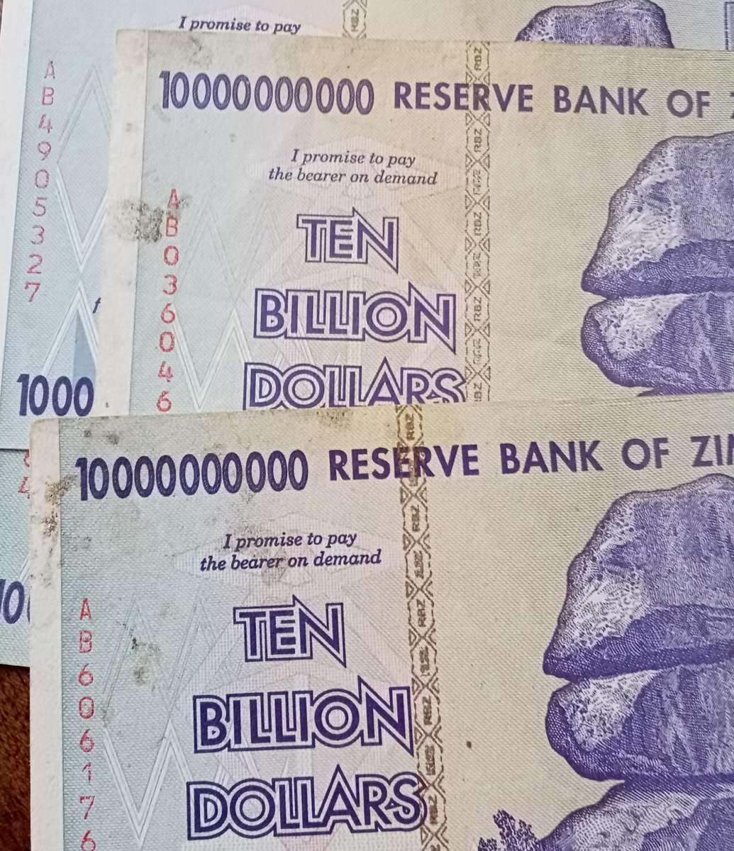 2008 Zimbabwe 10 billion dollars notes in XF