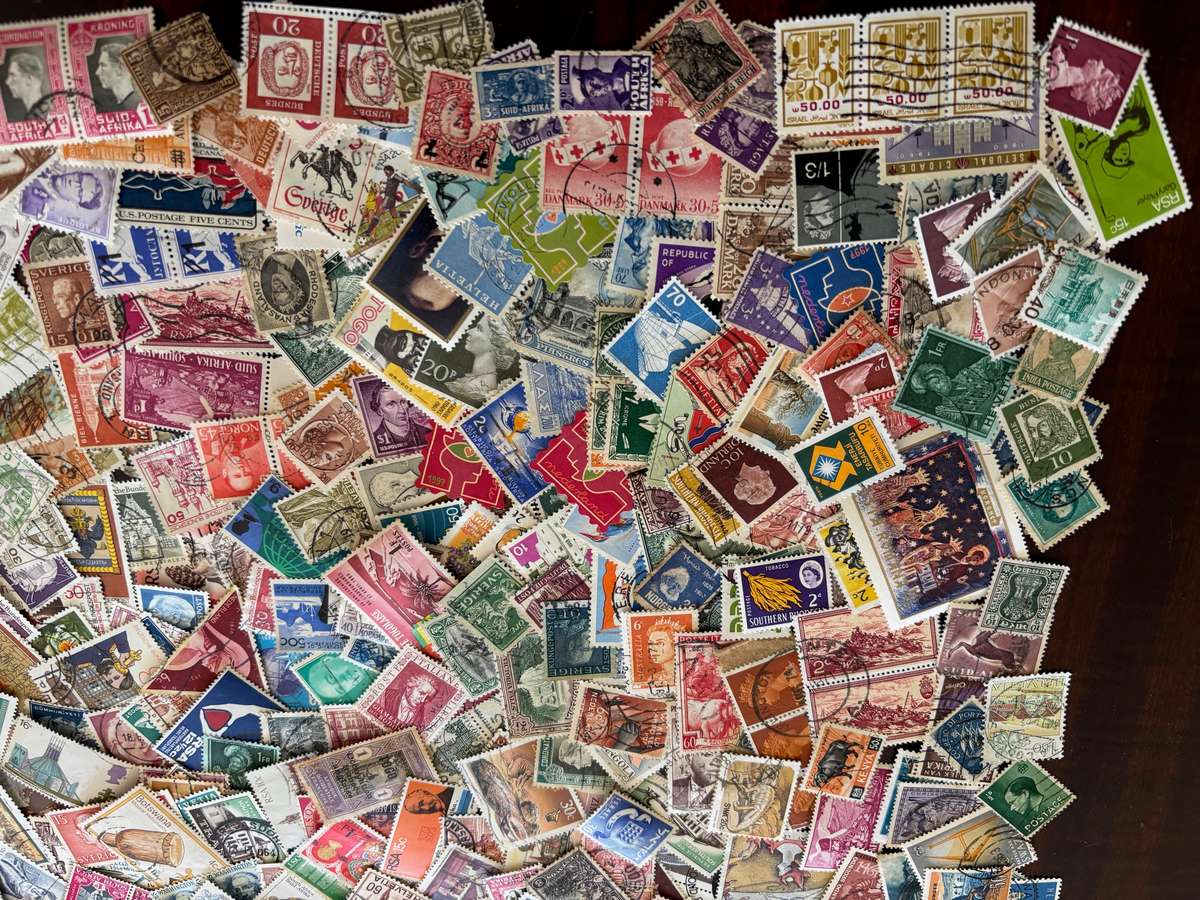 BulkLot Sale - World Mixture, off paper stamps (1000 Stamps). Lots of stamps.