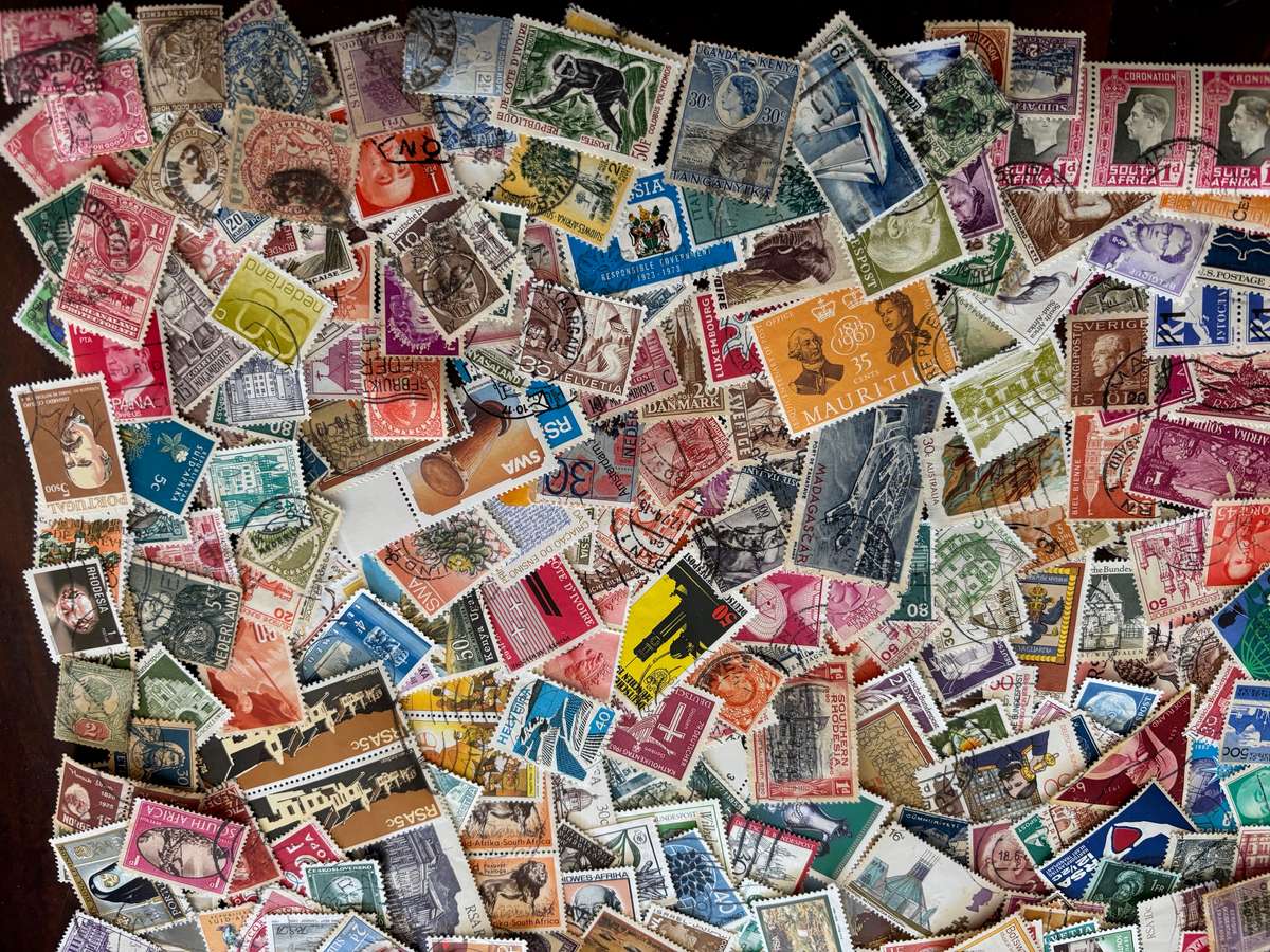 BulkLot Sale - World Mixture, off paper stamps (1000 Stamps). Lots of stamps.