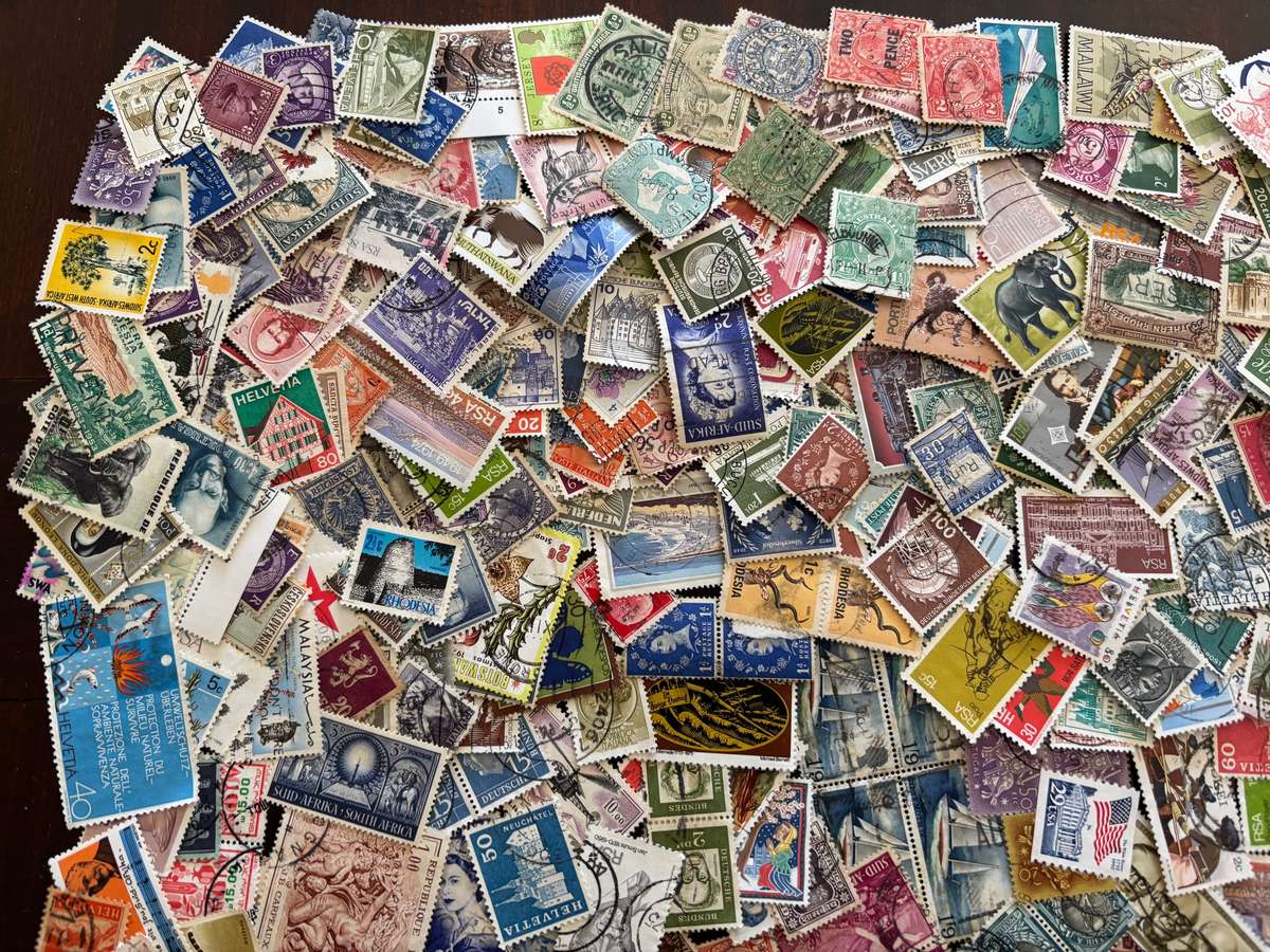 BulkLot Sale - World Mixture, off paper stamps (1000 Stamps). Lots of stamps.