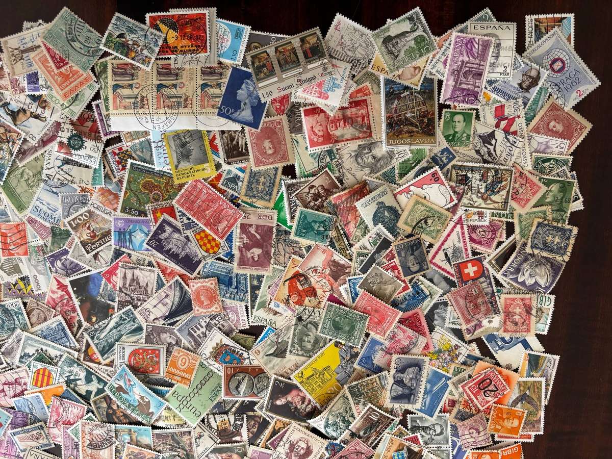 BULKLOT SALE -  EUROPE  Mixture, off paper stamps (1030 Stamps).