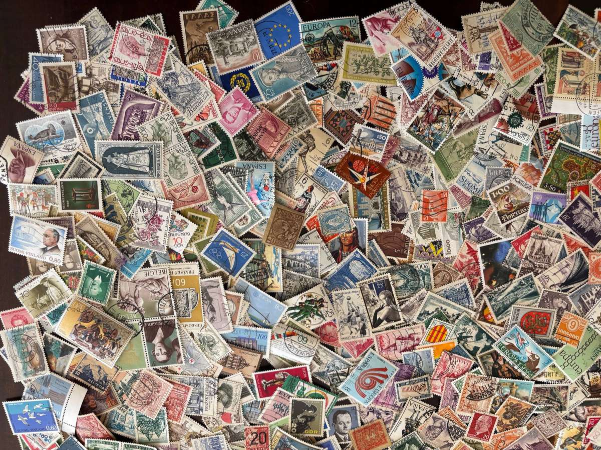 BULKLOT SALE -  EUROPE  Mixture, off paper stamps (1030 Stamps).