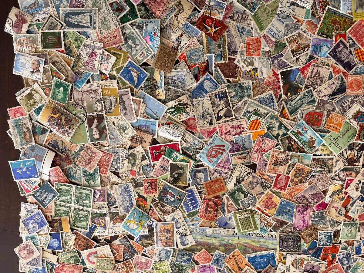 BULKLOT SALE -  EUROPE  Mixture, off paper stamps (1030 Stamps).