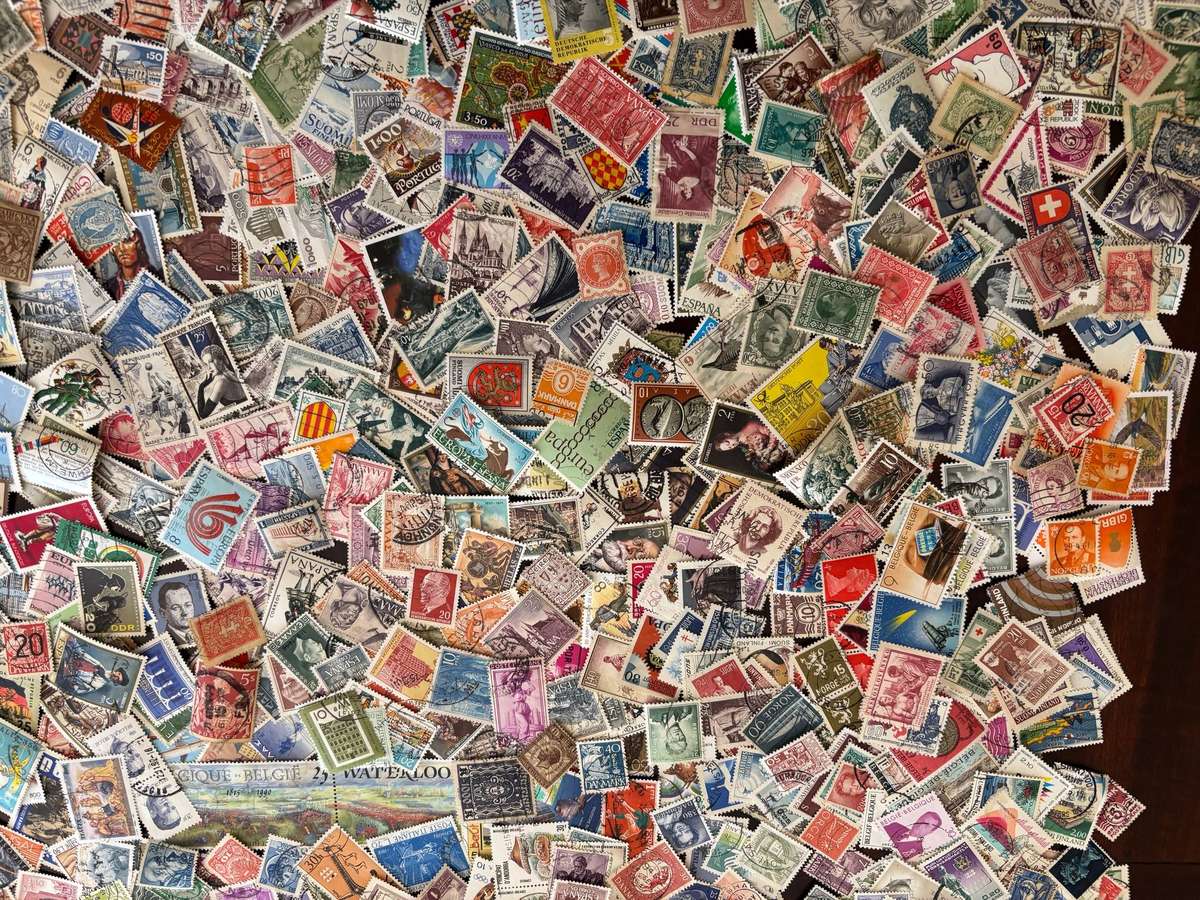 BULKLOT SALE -  EUROPE  Mixture, off paper stamps (1030 Stamps).