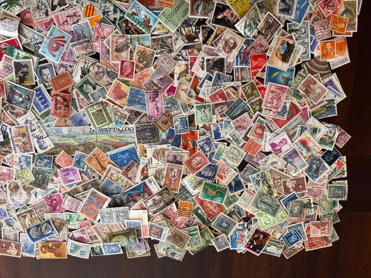 BULKLOT SALE -  EUROPE  Mixture, off paper stamps (1030 Stamps).