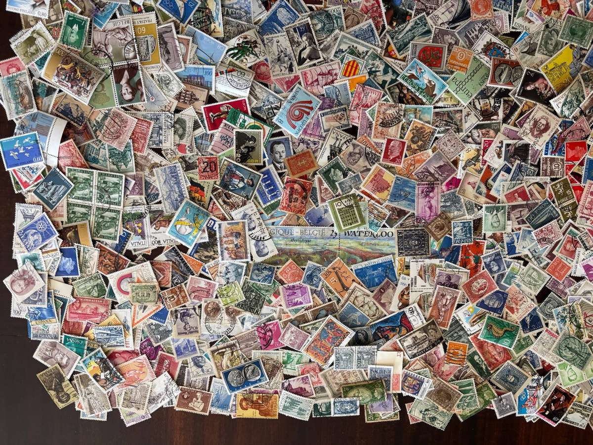 BULKLOT SALE -  EUROPE  Mixture, off paper stamps (1030 Stamps).