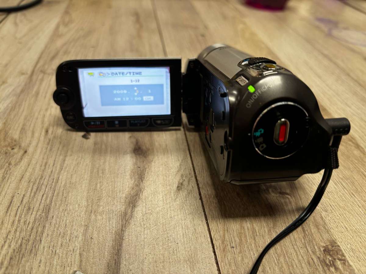 Digital Camcorder - Canon - NEEDS A BATTERY