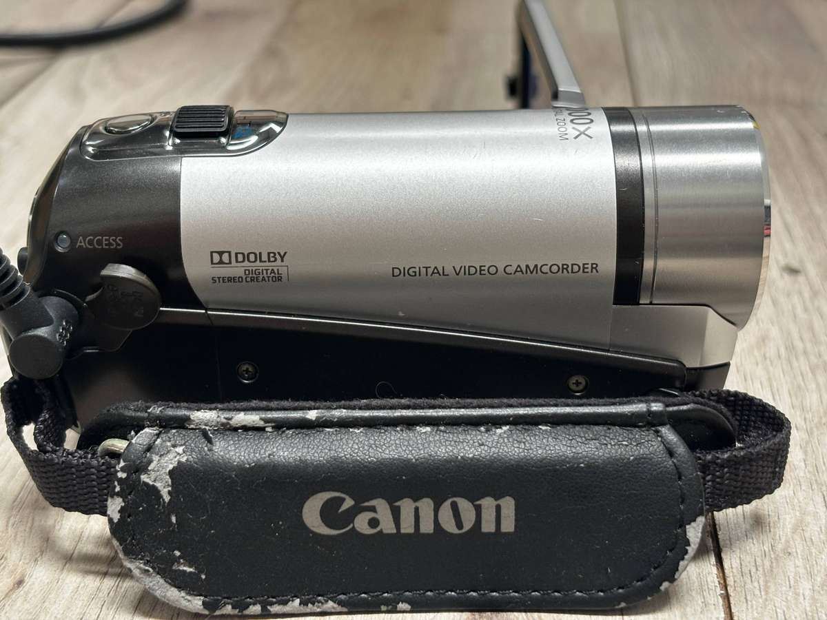 Digital Camcorder - Canon - NEEDS A BATTERY