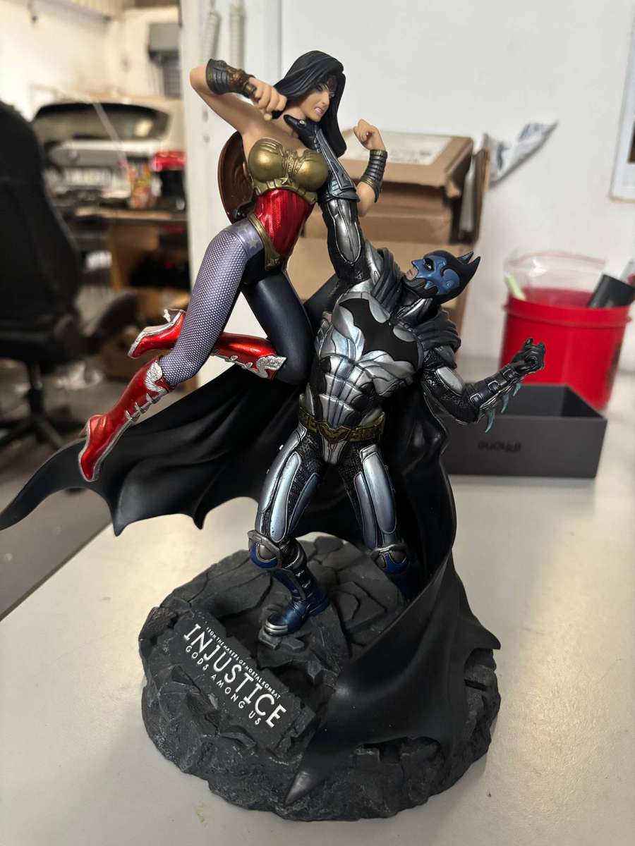 Figurine - Injustice Wonder Woman and Batman