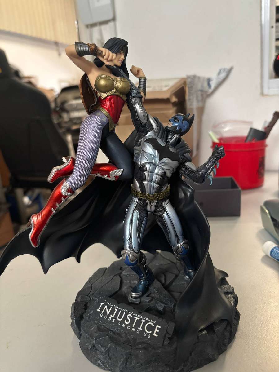 Figurine - Injustice Wonder Woman and Batman