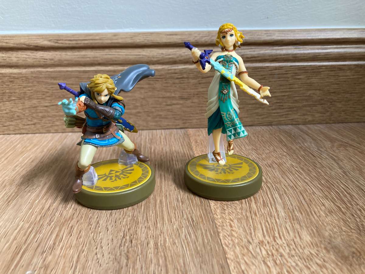 The Legend of Zelda: Tears Of The Kingdom + Two Amiibo's - Nintendo Switch