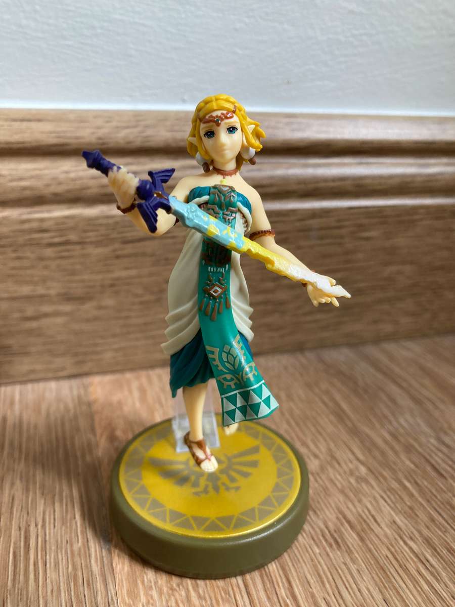 The Legend of Zelda: Tears Of The Kingdom + Two Amiibo's - Nintendo Switch
