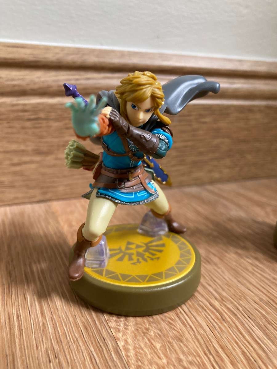 The Legend of Zelda: Tears Of The Kingdom + Two Amiibo's - Nintendo Switch