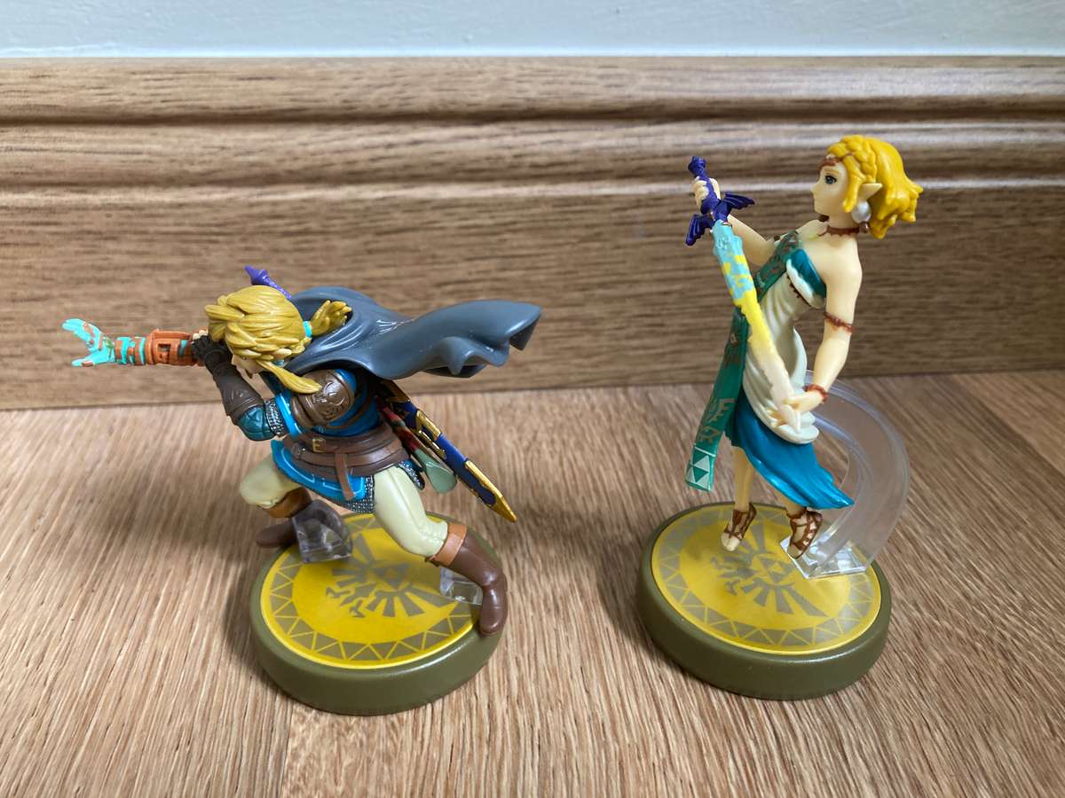 The Legend of Zelda: Tears Of The Kingdom + Two Amiibo's - Nintendo Switch