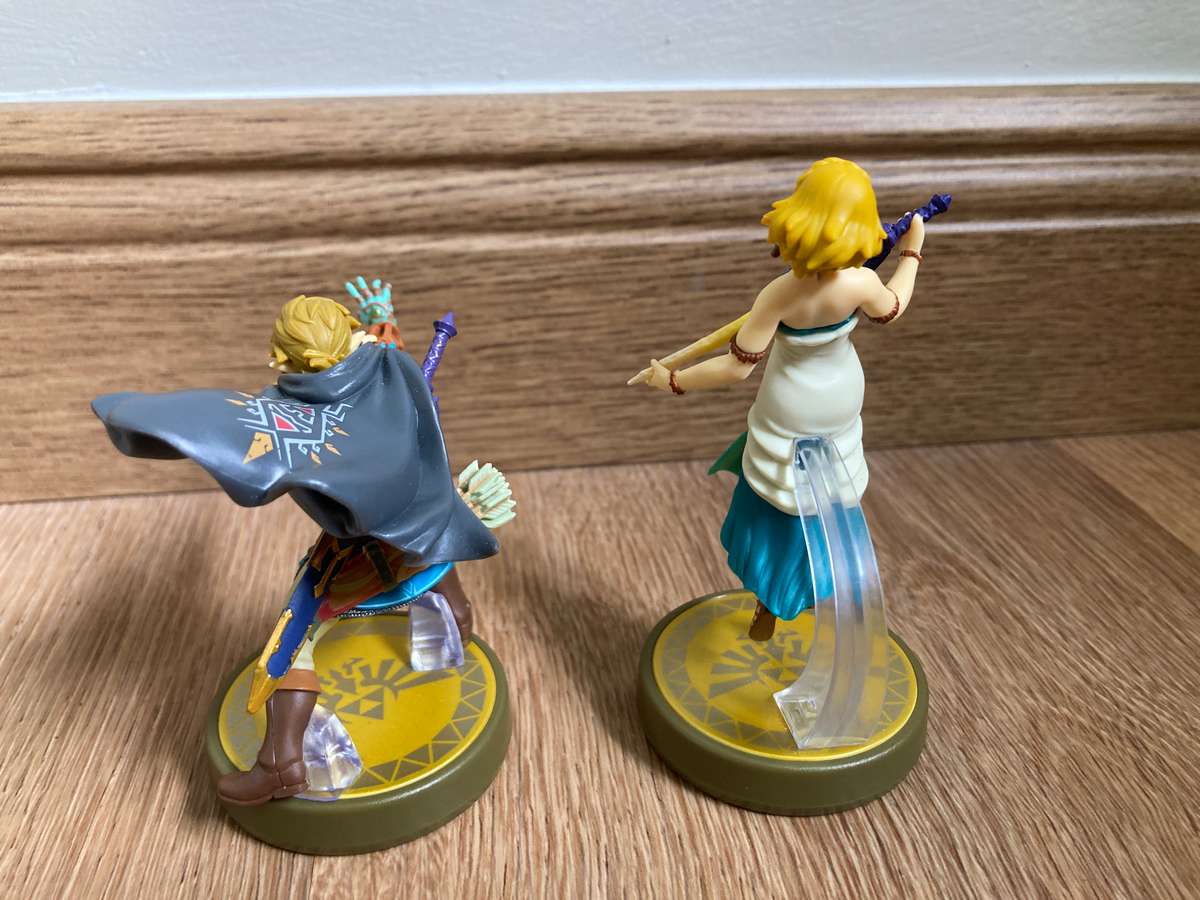 The Legend of Zelda: Tears Of The Kingdom + Two Amiibo's - Nintendo Switch