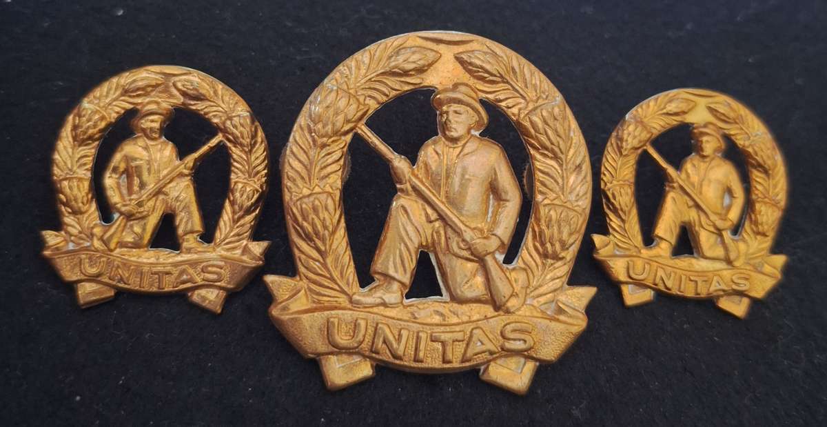 SADF GILDING COMMANDO UNIT CAP AND COLLAR BADGES SET - SCREWS / pins intact