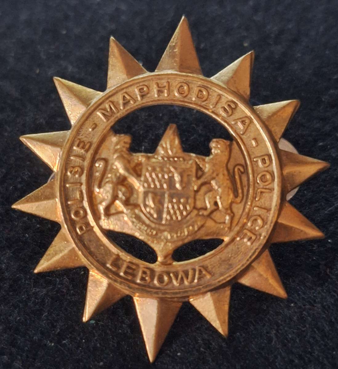 ## EX HOMELAND ## LEBOWA POLICE GILDING CAP BADGE  - SCREWS INTACT