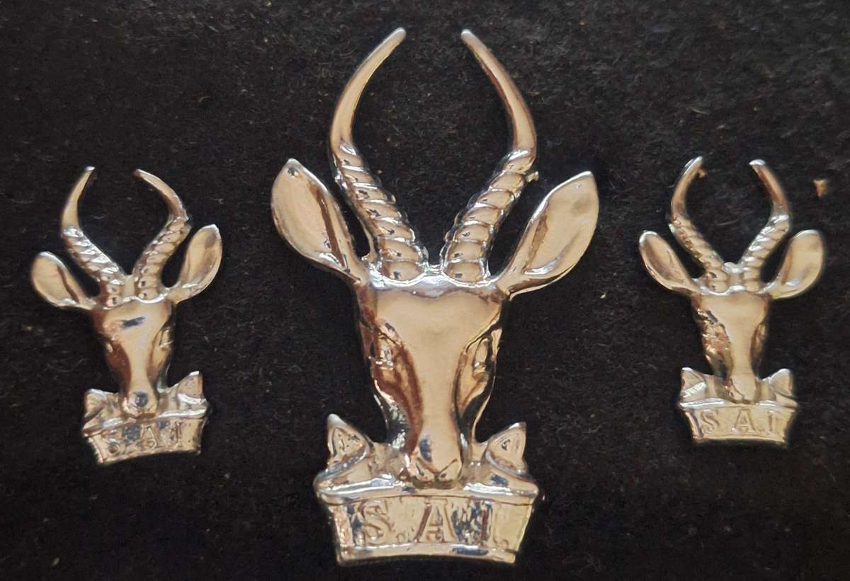 SADF - INFANTRY CAP / COLLAR BADGE SET - 1 X BROKEN LUG ON CAP BADGE
