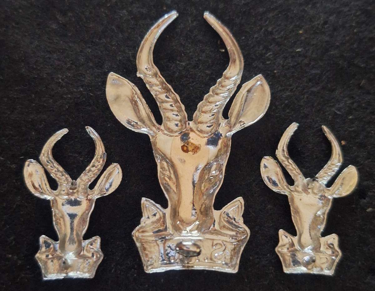 SADF - INFANTRY CAP / COLLAR BADGE SET - 1 X BROKEN LUG ON CAP BADGE