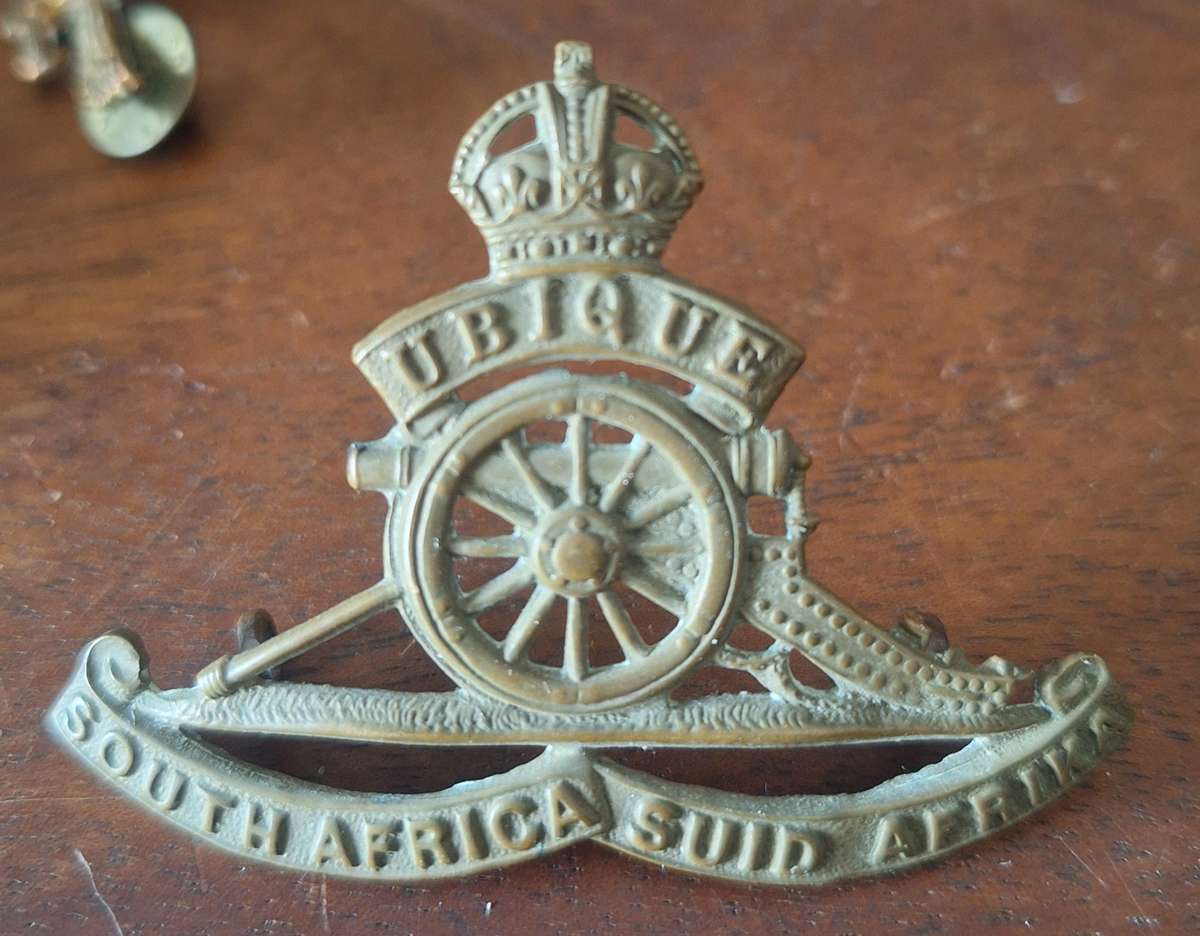 SA ARTILLERY CAP BADGE (KINGS CROWN) - LUGS INTACT