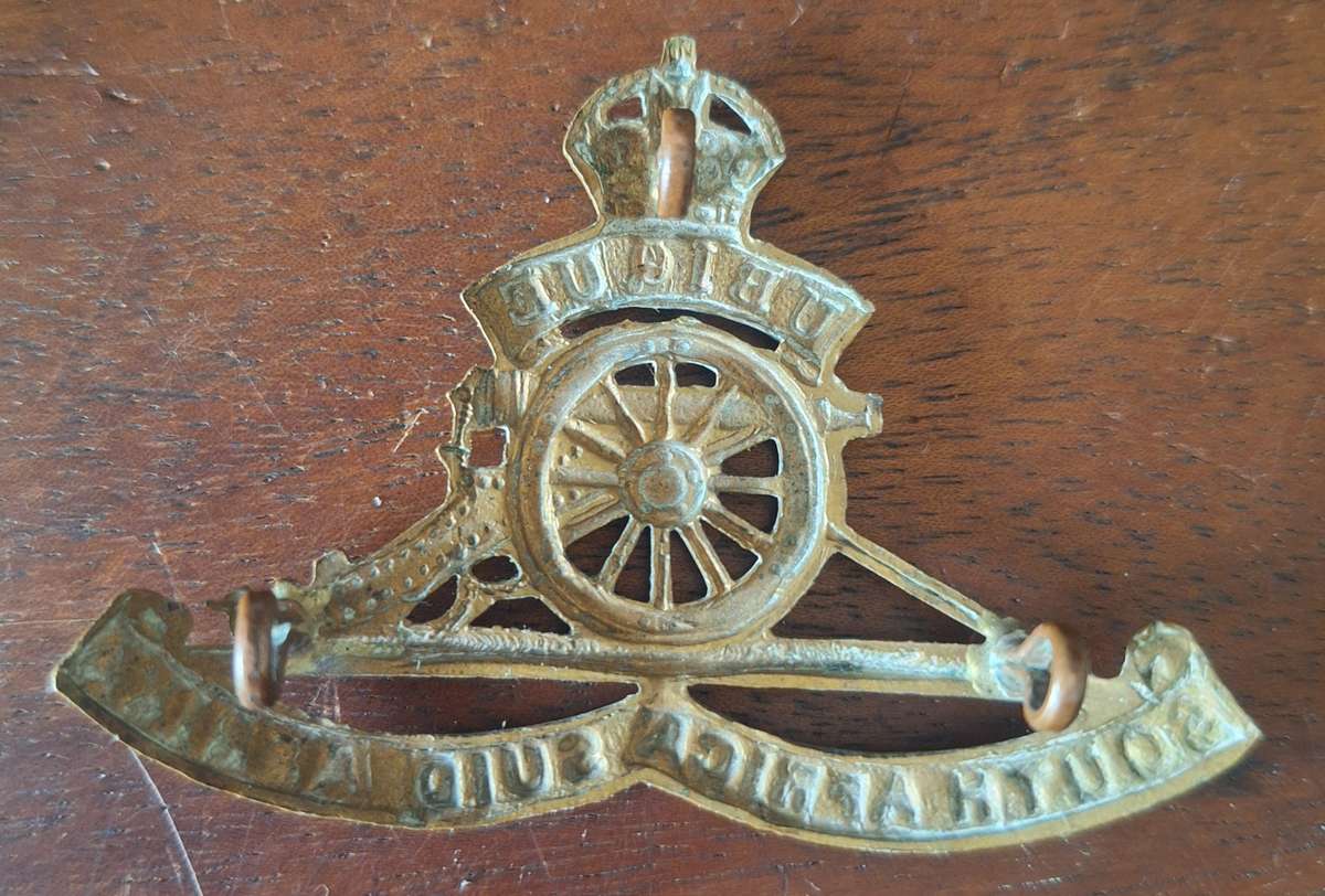 SA ARTILLERY CAP BADGE (KINGS CROWN) - LUGS INTACT